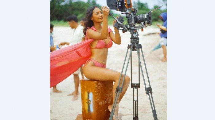 Erika Carlina saat syuting.