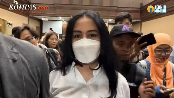 Istri Rafael Alun, Ernie Meike Torondek memberikan jawaban saat dicecar wartawan usai hadir menyaksikan sidang dakwaan sang suami