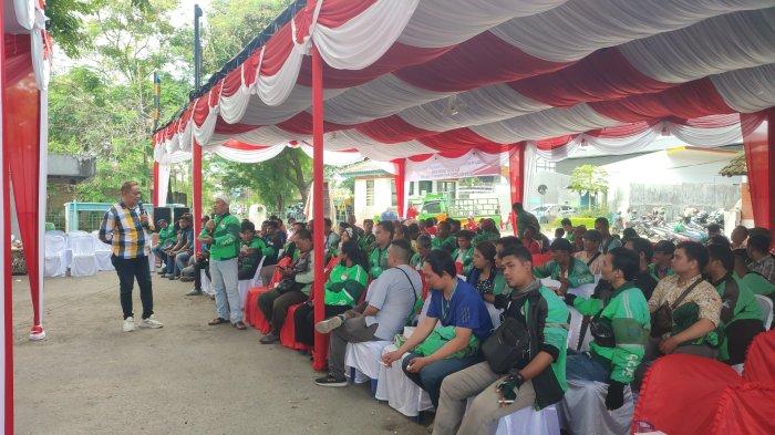 Puluhan driver ojek online mengadu ke anggota DPRD Medan Erwin Siahaan soal segudang persoalan yang mereka hadapi.