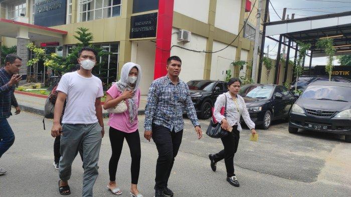 Eva Meliani Pasaribu (22) anak mendiang Rico Sempurna Pasaribu, wartawan di Kabupaten Karo yang tewas dibakar hidup-hidup bersama tiga keluarganya resmi membuat laporan ke Polda Sumut, Senin (8/7/2024).