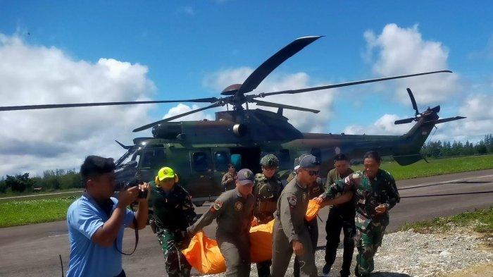 Letjen TNI Richard MH Tampubolon terjun langsung memimpin prajurit TNI untuk mengevakuasi jenazah pilot helikopter PT Intan Angkasa Air, Glen Malcolm Conning, warga Selandia Baru, yang dibunuh dan dibakar Organisasi Papua Merdeka (OPM) di Distrik Alama, Kabupaten Mimika, Papua Tengah, Senin (5/8/2024). (Dispenad)