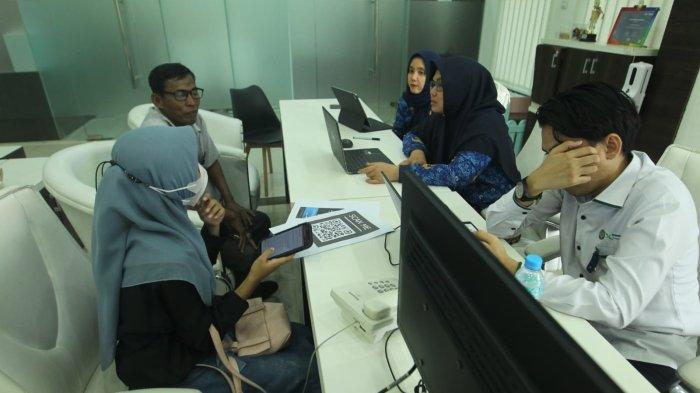 Fadillah mahasiswa Kedokteran bersama ayahnya Julfadli mendatangi Unit Layanan Terpadu USU di Gedung Biro Rektor Lantai 1, untuk mengajukan keberatan UKT nya, Senin (20/5/2024).