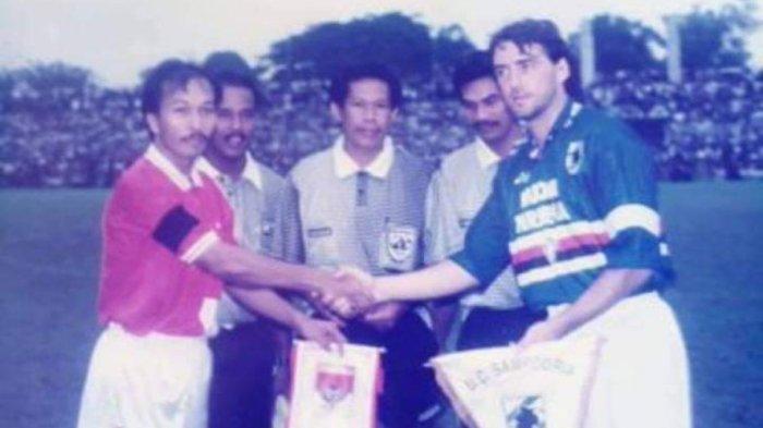 Roberto Mancini saat bertemu Timnas Indonesia yang digelar di Stadion Teladan Medan tahun 1996