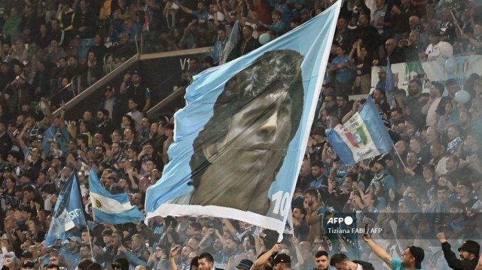 Fans Napoli memperlihatkan gambar Diego Maradona. Musim lalu Napoli juara Liga Italia Serie A
