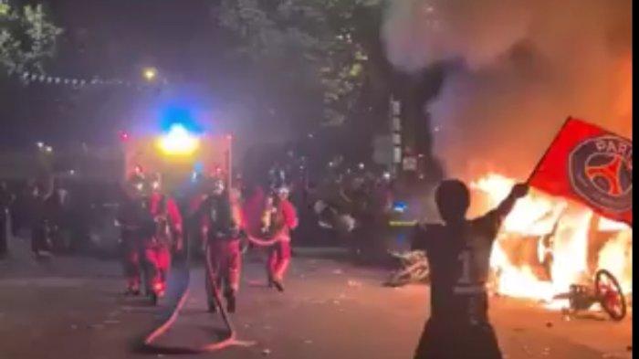 Momen perayaan juara PSG memicu kerusuhan besar, mobil terbakar.