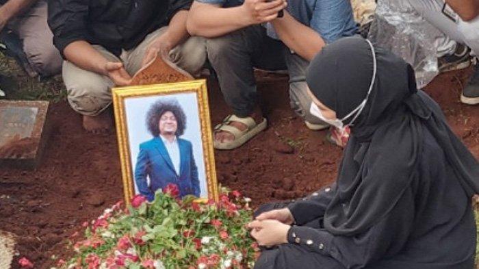 Fati Indraloka, sapaan Zulfati Indraloka, menuliskan curahan hatinya di akun media sosialnya, setelah mendatangi makam suaminya, komika Babe Cabita, pada lebaran pertama, Rabu (10/4/2024). (IG)