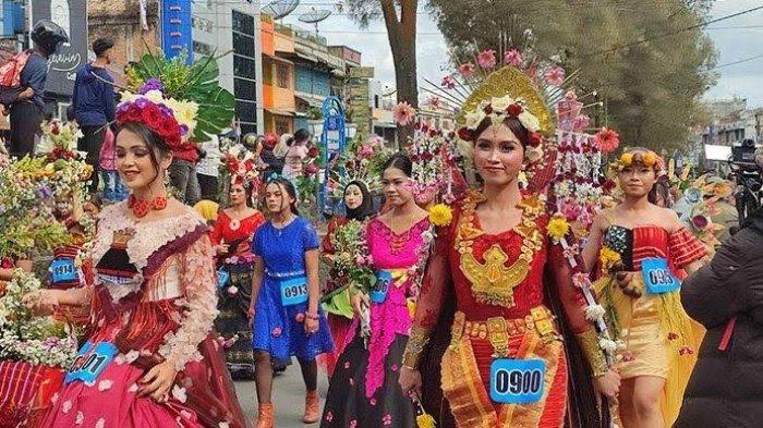 Peserta pawai kontingen dan lomba baju hias berjalan di areal Festival Bunga dan Buah Karo, di Jalan Veteran, Berastagi, tahun lalu.