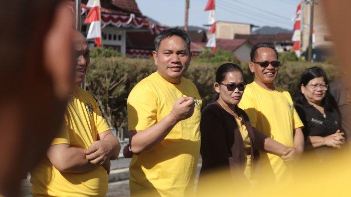 Bupati Pakpak Bharat, Franc Bernhard Tumanggor melepas keberangkatan Tim Paduan Suara Pakpak Bharat Choir yang akan mengikuti ajang Festival Paduan Suara Gerejawi (Pesparawi) Sumatera Utara yang digelar di Kota Balige, Kabupaten Toba, pada 30 Agustus 2024. (Diskominfo)

Pelepasan pemberangkatan dilaksanakan di Rumah Dinas Bupati Pakpak Bharat, Salak, Kamis (29/08/2024). (Diskominfo)