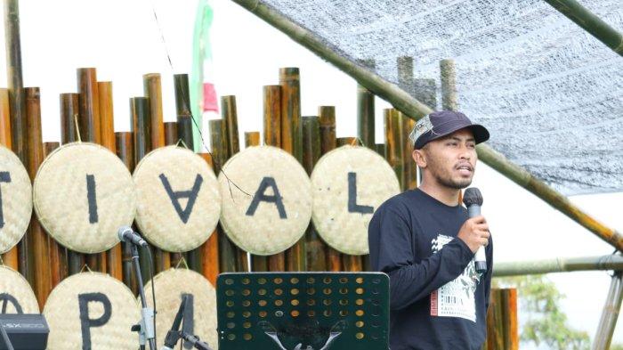 PERKENALKAN KOPI KHAS PAKPAK BHARAT - Pertama kali dilaksanakan di Kabupaten Pakpak Bharat, Festival Kopi yang mengusung tema 'Merawat Asa Perkopian Pakpak Bharat Guna Mendorong Hasil Produksi Budidaya dan Produksi Ekonomi Kreatif Kopi Lokal' ini digelar di Area Cafe Kopi Delleng, Salak, Pakpak Bharat, Sumatera Utara, Senin (26/6/2023).