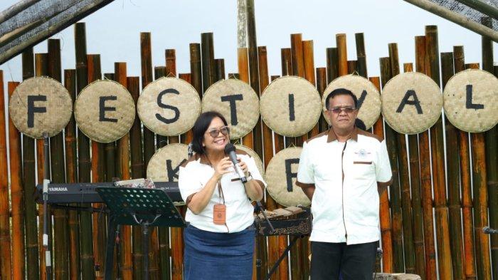 PERKENALKAN KOPI KHAS PAKPAK BHARAT - Pertama kali dilaksanakan di Kabupaten Pakpak Bharat, Festival Kopi yang mengusung tema 'Merawat Asa Perkopian Pakpak Bharat Guna Mendorong Hasil Produksi Budidaya dan Produksi Ekonomi Kreatif Kopi Lokal' ini digelar di Area Cafe Kopi Delleng, Salak, Pakpak Bharat, Sumatera Utara, Senin (26/6/2023).