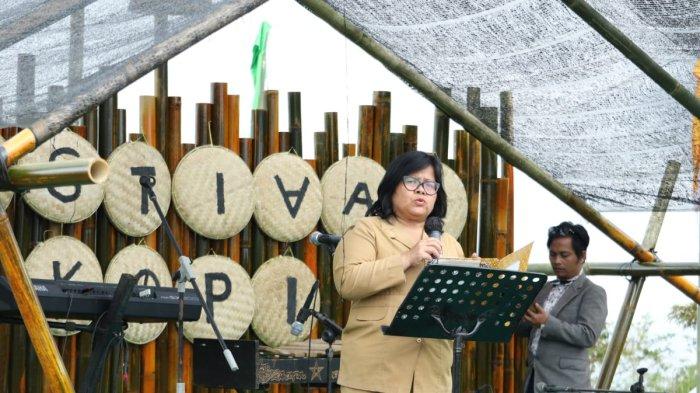 PERKENALKAN KOPI KHAS PAKPAK BHARAT - Pertama kali dilaksanakan di Kabupaten Pakpak Bharat, Festival Kopi yang mengusung tema 'Merawat Asa Perkopian Pakpak Bharat Guna Mendorong Hasil Produksi Budidaya dan Produksi Ekonomi Kreatif Kopi Lokal' ini digelar di Area Cafe Kopi Delleng, Salak, Pakpak Bharat, Sumatera Utara, Senin (26/6/2023).