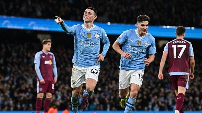 Phil Foden (kiri) mencetak gol tiga kali saat Man City menjamu Aston Villa pada lanjutan Liga Inggris di Etihad Stadium (3/4/2024).