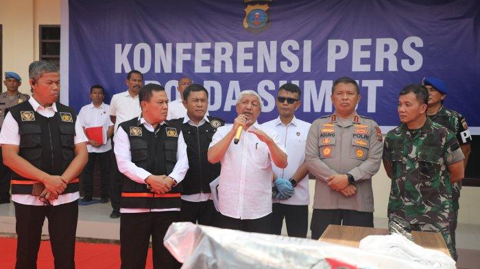 Dokter Forensik RS Bhayangkara TK II Medan dr. Ismurizal Sp.F, menjelaskan perihal hasil autopsi terhadap jenasah Sempurna Pasaribu dan ketiga keluarganya yang mengalami luka bakar tingkat 6, saat rilis di Polres Tanah Karo, di Jalan Veteran, Kabanjahe, Senin (8/7/2024).