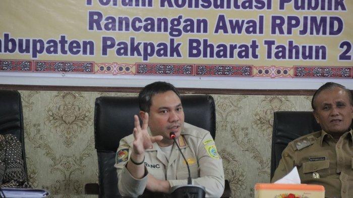FORUM KONSULTASI PUBLIK: Bupati Pakpak Bharat, Franc Bernhard Tumanggor membuka Forum Konsultasi Publik (FKP) Penyusunan Rancangan Awal Rencana Pembangunan Jangka Menengah Daerah (Ranwal RPJMD) Kabupaten Pakpak Bharat tahun 2025-2029 di Aula Bappelitbangda Pakpak Bharat, Selasa (25/3/2025). (Diskominfo Pakpak Bharat)