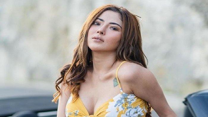 Foto Artis Seksi Ayu Aulia tak sadarkan diri di rumah sakit tersebar. Terungkap Penyebabnya