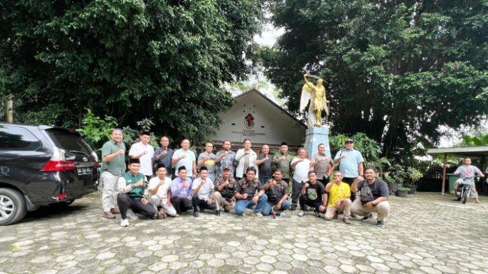 FOTO BERSAMA: Pengurus Pusat GP Ansor dan Pemuda Katolik berfoto bersama di depan Cafe Pertapaan Santa Maria Rawaseneng, Temanggung, Selasa (18/02/2025). (HO)