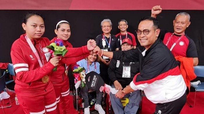 Foto Edward Hutahaean saat memberikan bonus movil kepada pasangan ganda putri para bulu tangkis Leani Ratri Oktila/Khalimatus Sadiyah. Ratri-Khalimatus mencatatkan sejarah usai meraih emas di kelas ganda putri SL3-SU5 Paralimpiade Tokyo 2020. Foto Foto Edward Hutahaean tayang di Tribun-Medan.com pada Minggu, 5 September 2021. (istimewa)