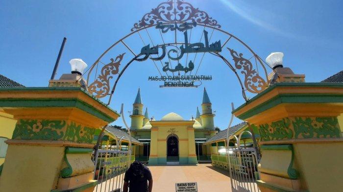 Foto Masjid Raya Sultan Riau Penyengat Kota Tanjungpinang.