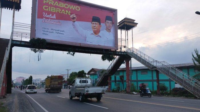 Foto Prabowo dan Gibran terlihat terpampang besar di Jalinsum kawasan Tanjung Morawa Kabupaten Deli Serdang Senin, (16/10/2023). 