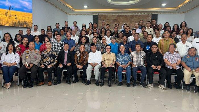 PANITIA PASKAH - Foto bersama Panitia Paskah Nasional 2025 di Aula RS Advent Medan, Rabu (27/3/25). Anggota DPR RI Yasonna Laoly mengapungkan janji untuk memperjuangkan Peringatan Paskah ditampung dalam APBN.