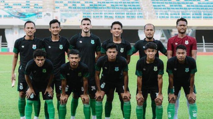 Foto bersama Tim PSMS Medan sebelum laga uji coba menghadapi Penang FC di Stadion Bandaraya, Malaysia, Senin (26/8/2024). PSMS Medan di jadwalkan akan menghadapi dua laga tandang di putaran pertama Liga 2 2024-2025