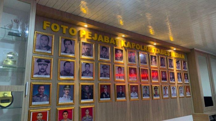 Foto-foto deretan Kapolrestabes dari masa ke masa yang dipajang di dinding.