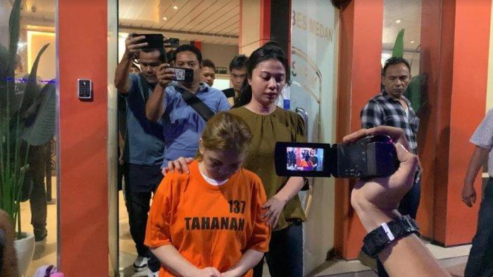 Foto ibu yang siksa anaknya saat diamankan oleh Satreskrim Polrestabes Medan, Rabu (25/9/2024). TRIBUN-MEDAN/ALFIANSYAH