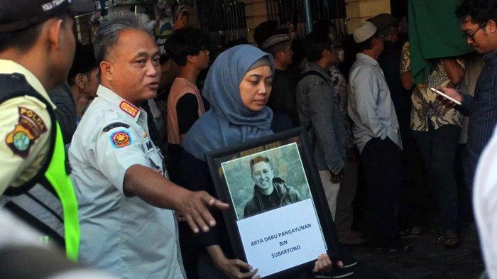 Fakta baru diungkap oleh polisi terkait kasus tewasnya diplomat muda kemlu, Arya Daru Pangayunan, yang jasadnya ditemukan dalam kondisi terlilit lakban kuning di kamar kosnya di Jalan Gondangdia Kecil, Menteng, Jakarta Pusat, Selasa (8/7/2025). Foto keluarga membawa foto almarhum Arya Daru Pangayunan, Diplomat Ahli Muda Kemenlu RI, di rumah duka di Jalan Munggur, Bantul, Jogyakarat. 