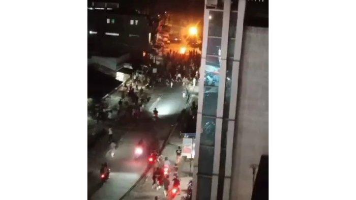 Foto screenshoot yang diambil dari video kericuhan antar Fakultas Teknik dan Pertanian Universitas Katolik (Unika) Santo Thomas Medan, Jalan Setia Budi No.479, Kelurahan Tanjung Sari, Kecamatan Medan Selayang, Kota Medan, Jumat (17/11/2023).