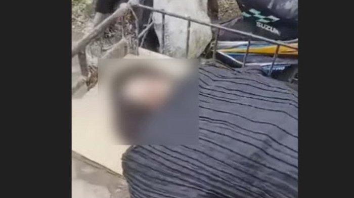 Foto tangkapan layar mayat wanita diduga hendak dibuang menggunakan becak barang oleh dua pria tak dikenal di Gang Keluarga Ujung, Desa Manunggal, Kecamatan Labuhan Deli, Kabupaten Deliserdang.