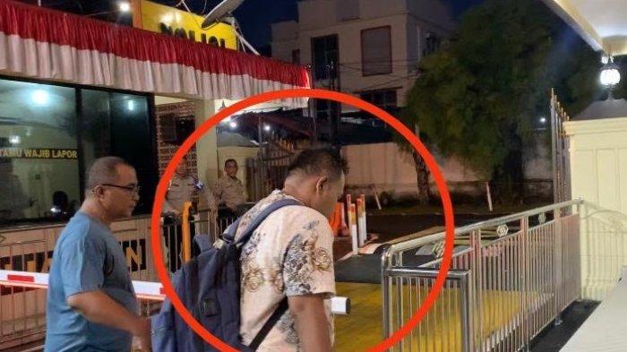 Foto, terduga pelaku ARH, saat keluar dari gedung Sat Reskrim Polrestabes Medan, Sabtu (5/8/2023).