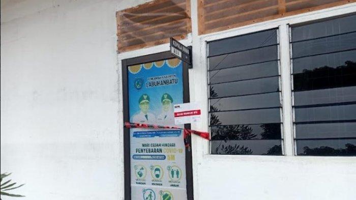 Foto terkini ruang kepala dinas kesehatan Kabupaten Labuhanbatu disegel oleh KPK, Kamis (11/1/2024). (Alif Alqadri Harahap/tribun-medan.com)