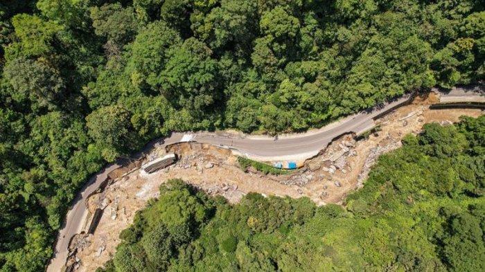 Foto udara kondisi jalan nasional yang putus di kawasan Silaiang, Kabupaten Tanah Datar, Provinsi Sumatera Barat, Minggu (12/5/2024). Ruas jalan utama Padang - Bukittinggi via Padang Panjang tersebut putus akibat banjir bandang pada Sabtu (11/5/2024) dan arus lalulintas terpaksa dialihkan ke sejumlah jalur alternatif. (FOTO ANTARA VIA BBC NEWS INDONESIA)