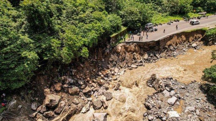 Foto udara kondisi jalan nasional yang putus di kawasan Silaiang, Kabupaten Tanah Datar, Provinsi Sumatera Barat, Minggu (12/5/2024). (FOTO ANTARA VIA BBC NEWS INDONESIA)