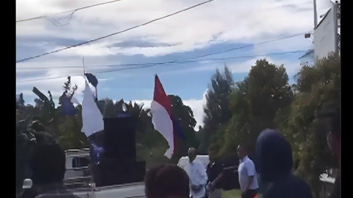 Bupati Halmahera Utara Frans Manery kejar massa pengunjuk rasa dengan membawa senjata tajam. (iG)