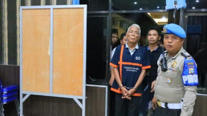 Freddy Simangunsong, suami wakil Bupati Labuhanbatu Ellya Rosa Siregar usai ditangkap Polisi. Dia ditangkap karena diduga mencabuli keponakannya sendiri.