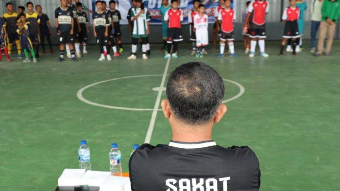 Kepala Desa Salak II, Sakat Banurea, membuka Turnamen Futsal 