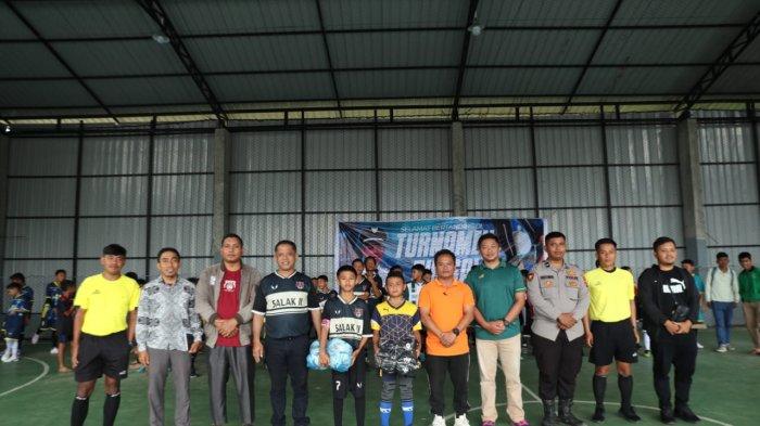 Kepala Desa Salak II, Sakat Banurea, membuka Turnamen Futsal 
