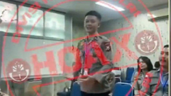 Tangkapan layar video yang menunjukkan seorang polisi sedang berbahasa Cina