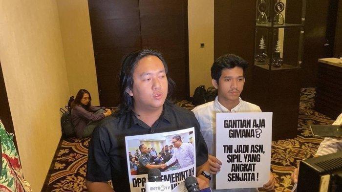 GERUDUK RAPAT - Dua warga sipil geruduk rapat tertutup antara Komisi I DPR dan pemerintah untuk membahas RUU TNI di Hotel Fairmont, Jakarta Pusat, Sabtu (15/3/2025). Warga sipil yang mengatasnamakan Koalisi Sipil untuk Reformasi Sektor Keamanan membentangkan spanduk penolakan RUU TNI.