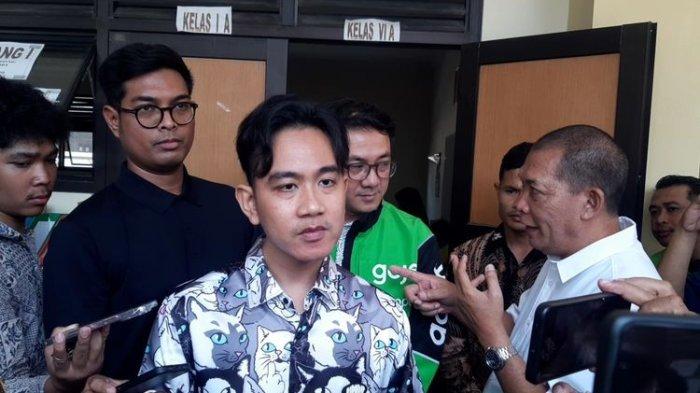 Wakil presiden (Wapres) terpilih Gibran Rakabuming Raka meninjau uji coba makan bergizi gratis di SDN Tugu Kecamatan Jebres, Solo, Jawa Tengah, Jumat (26/7/2024).
