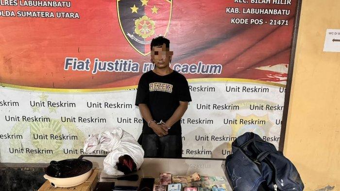 GPS alias pak Lamsan (30) maling kartu Anjungan Tunai Mandiri (ATM) milik seorang Aparatur Sipil Negara (ASN) berinisial SR (56) di Kabupaten Labuhanbatu, Selasa (14/1/2024). Usai mencuri, ia menguras saldo sebesar Rp 61 juta dan sebagian uangnya dipakai beli ayam jantan.
