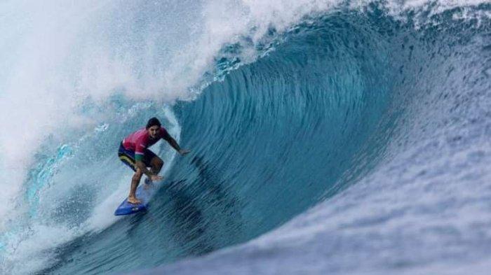 Gabriel Medina berselancar di dalam terowongan ombak dalam cabang olahraga selancar di Olimpiade Paris 2024 diadakan di Tahiti, Polinesia, Prancis, Rabu (31/7/2024). (VIA BBC/AFP Jerome Brouillet)