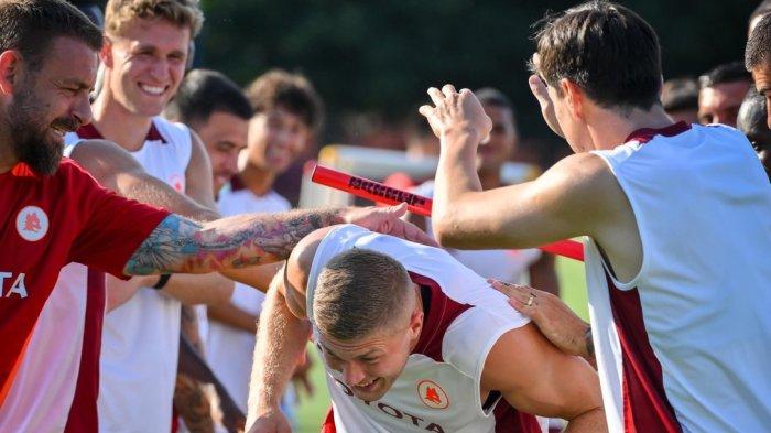 Striker AS Roma, Artem Dovbyk bersama rekan-rekan setim