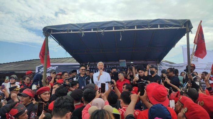 Ganjar Pranowo bersama rombongan saat mengunjungi pemukiman nelayan yang ada di Kampung Kurnia, Belawan Bahari, Medan, Minggu (28/1/2024).