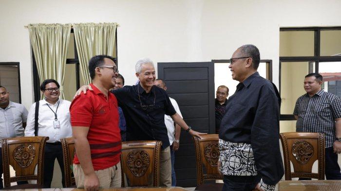 Ganjar Pranowo dan Palti Hutabarat bertemu di ruang mediasi PN Kisaran untuk menanyakan kabar dan keadaan Palti Hutabarat, Selasa (30/7/2024). Kini masih menunggu sidang dimulai.