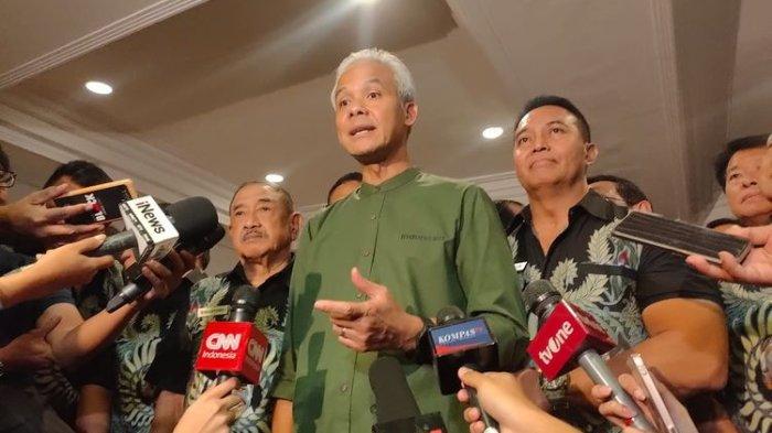 Bakal calon presiden (bacapres) PDI-P Ganjar Pranowo didampingi Mantan Panglima TNI Jenderal (Purn) Andika Perkasa usai menghadiri acara Ngopi Bareng Purnawirawan TNI/Polri di Hotel Mercure Convention Centre, Ancol, Jakarta, Minggu (30/7/2023).