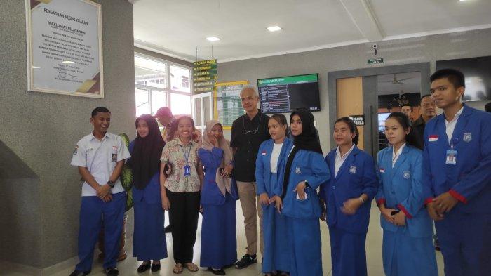 Ganjar Pranowo kunjungi PN Kisaran untuk melihat sidang Palti Hutabarat, terdakwa kasus pencemaran nama baik Forkopimda Batubara di Pilpree 2024. Selasa (30/7/2024).