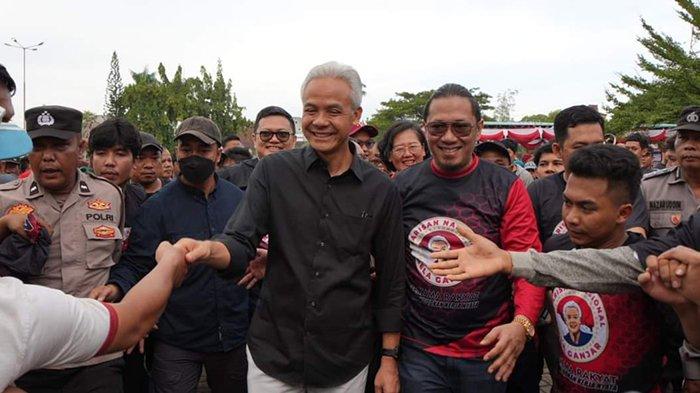 Bakal calon presiden Ganjar Pranowo menghadiri acara senam sehat bersama ribuan relawan Barisan Nasional Bela Ganjar (BNBG) di Lapangan Segitiga Lubuk Pakam, Deli Serdang, Sabtu (11/11/2023).
