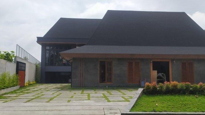 Ganjar Pranowo tengah membangun rumah baru di Sleman Yogyakarta. Rumah baru Ganjar terlihat klasik modern. 
